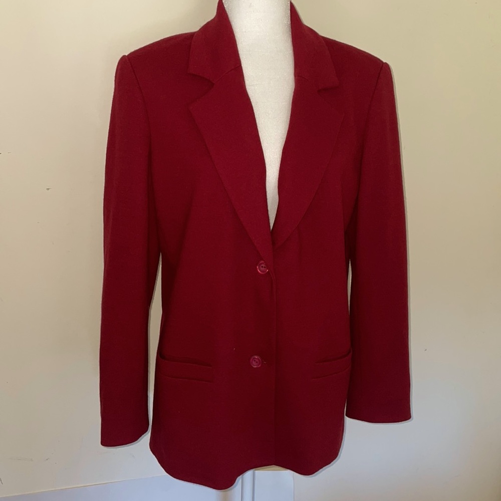 Vintage 100% wool 2 button blazer size 10 in beautiful dark red.